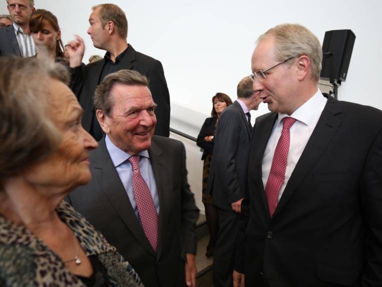 Oberbürgermeister Stefan Schostok im Gespräch mit Altbundeskanzler Gerhard Schröder