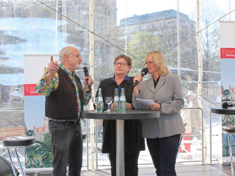 Wilfried Engelke, Marlis Drevermann und Claudia Fyrnihs auf der Bühne auf dem Trammplatz