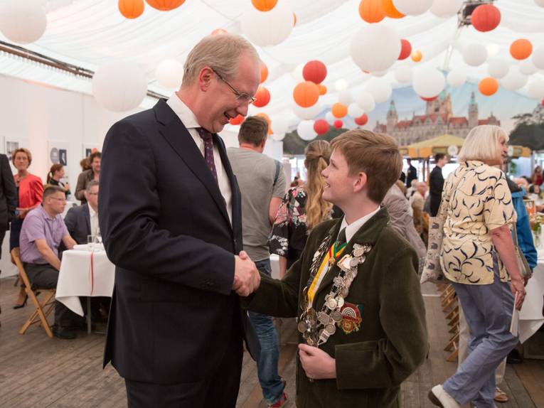 Oberbürgermeister Stefan Schostok begrüßt den Schützen-Jugendkönig der Region Hannover, den 13-jährigen Pascal Küßner.