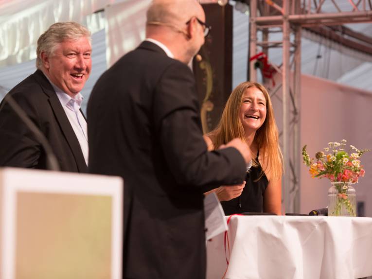 Am Stehtisch scherzt Moderator Andreas Kuhnt (NDR) mit Dieter Schatzschneider (Fußball) und Ramona Portwich (Kanu)