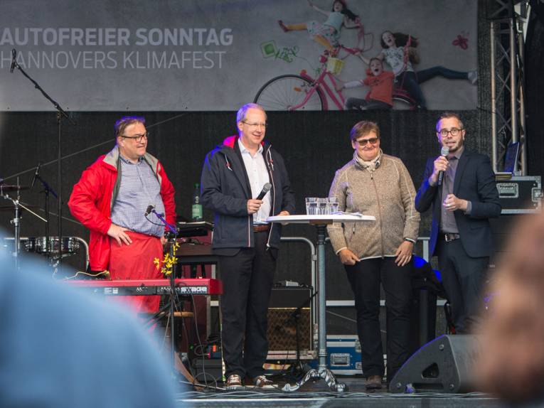 Auf einer Bühne stehen Regionspräsident Hauke Jagau, Oberbürgermeister Stefan Schostok, Wirtschafts- und Umweltdezernentin Sabine Tegtmeyer-Dette mit HAZ-Moderator Jan Egge Sedelies und eröffnen den Autofreien Sonntag.