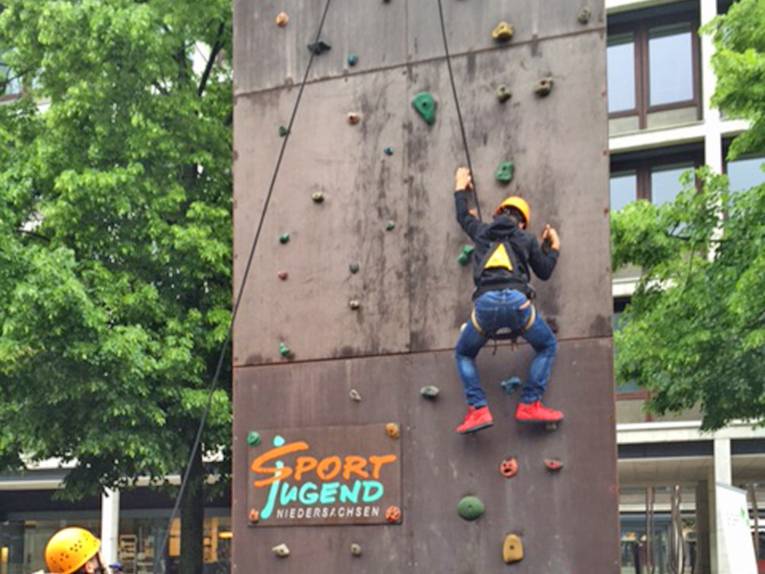 Jugendlicher an Kletterwand