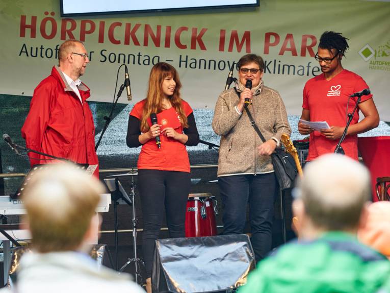 Regionsrat Prof. Dr. Axel Priebs, Wirtschafts- und Umweltdezernentin der Landeshauptstadt, Sabine Tegtmeyer-Dette, sowie eine Moderatorin und ein Moderator von Radio Leinehertz auf einer Bühne