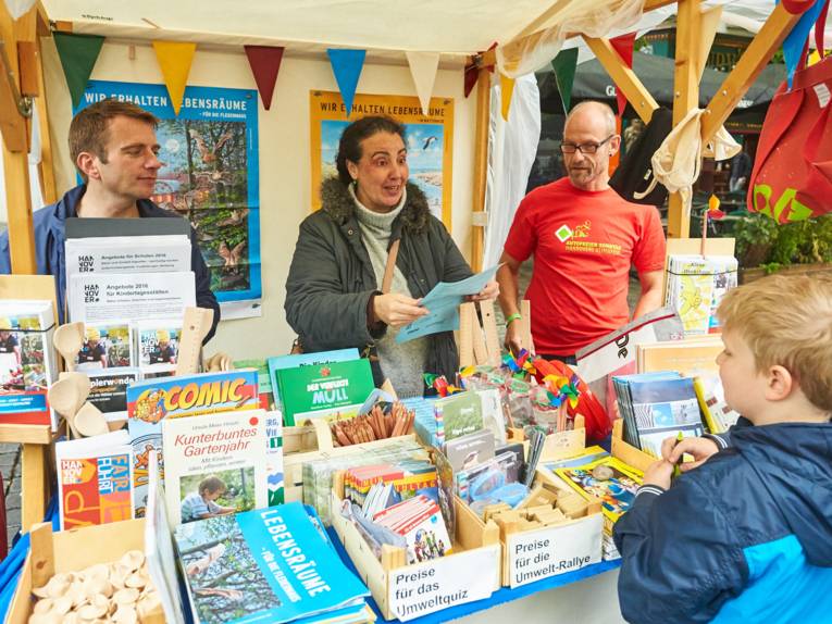 Informationsstand der Landeshauptstadt mit Umweltbildungsmaterialien für Kindergärten und Schulen