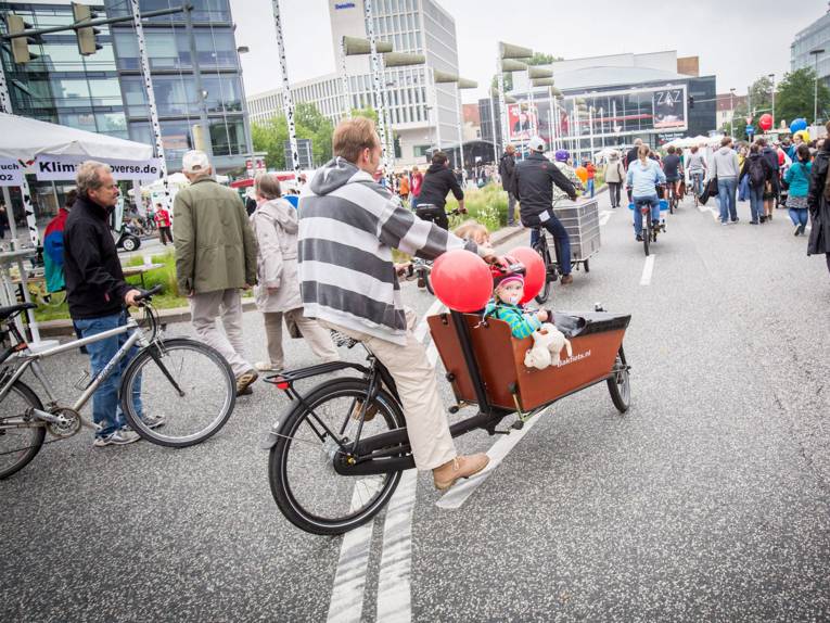 Radfahrer mit normalen Fahrrädern und Lastenfahrrädern sowie Fußgänger auf dem Aegi, wo sonst Autos fahren