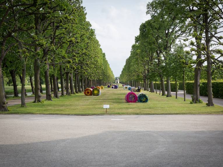 Aus Strohhalmen bestehende Ballen in den Herrenhäuser Gärten