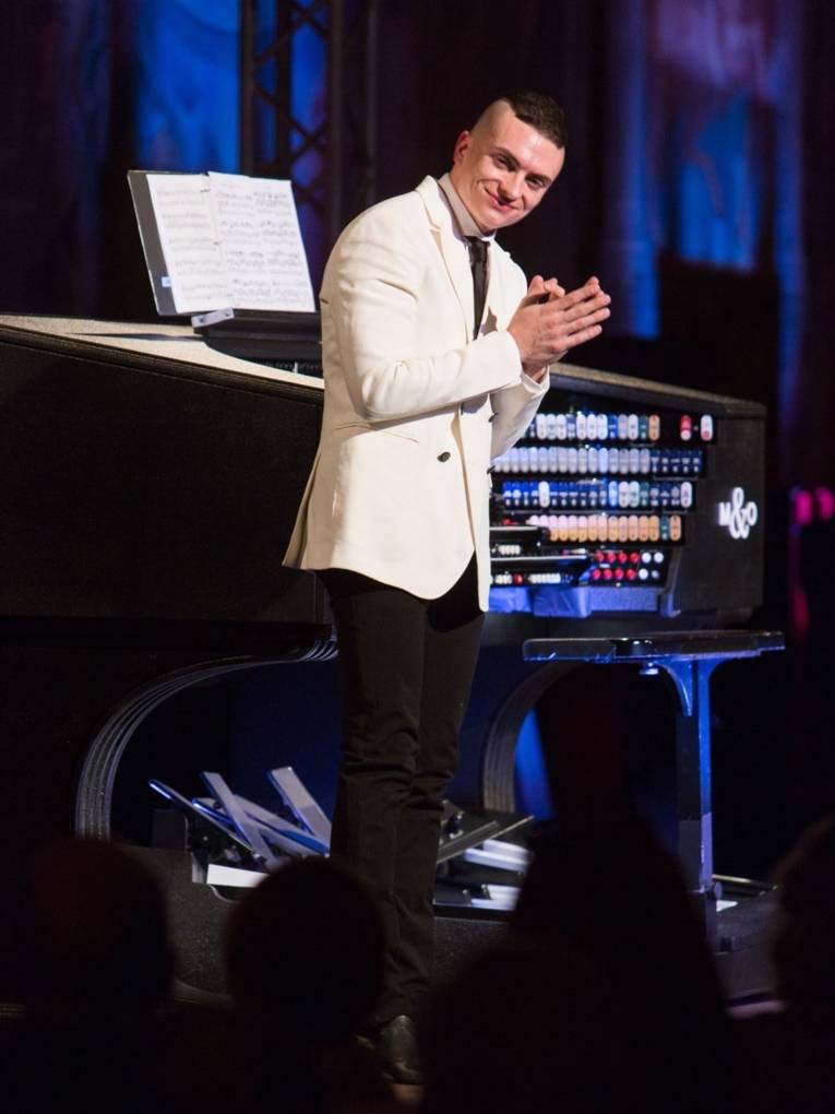 Organist Cameron Carpenter beim Schlussapplaus