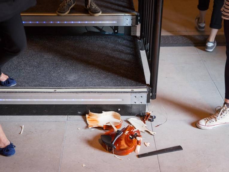 Was von der Performance übrig blieb: Eine zerstörte Geige in der Orangerie Herrenhausen