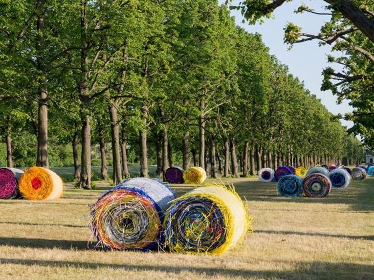 Foto der Kunstinstallation "Ballenernte" im Großen Garten Herrenhausen
