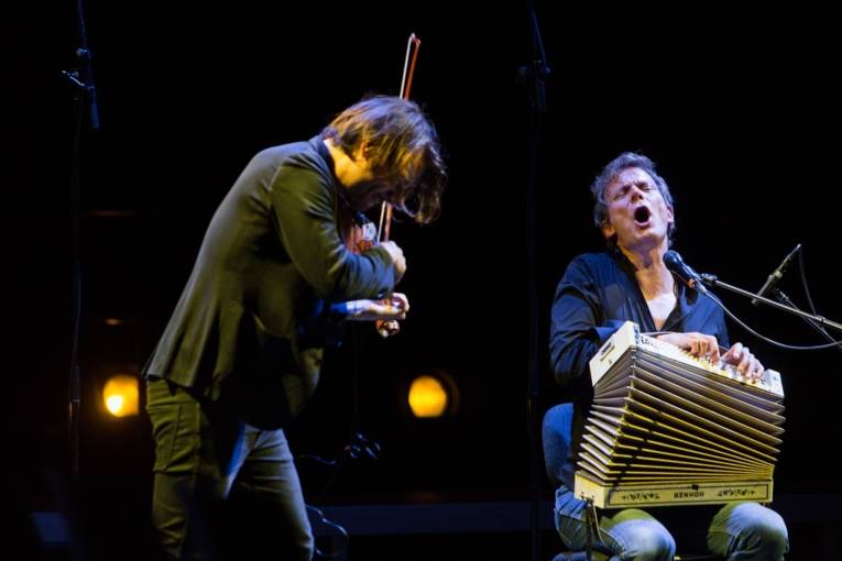 Tobias Preisig an der Geige, rechts Christian Zehnder