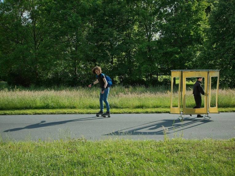 Die Künstlerin Xiao Ke während der Performance "Mini View" in Hannover (Georgengarten)
