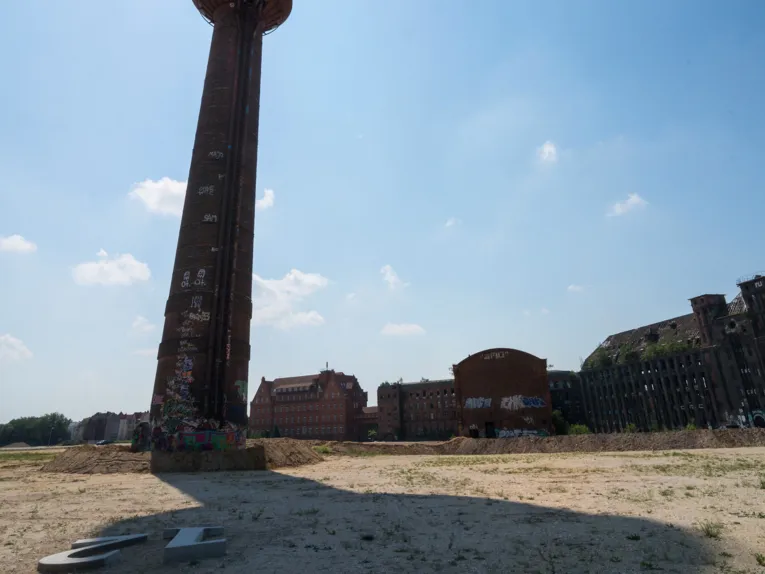 Auf dem ehemaligen Produktionselände der Continental-Werke in Hannover-Limmer sind um den alten Wasserturm große Ziffern ausgelegt, sie machen den Boden um den Turm zu einem begehbaren Ziffernblatt einer riesigen Sonnenuhr.