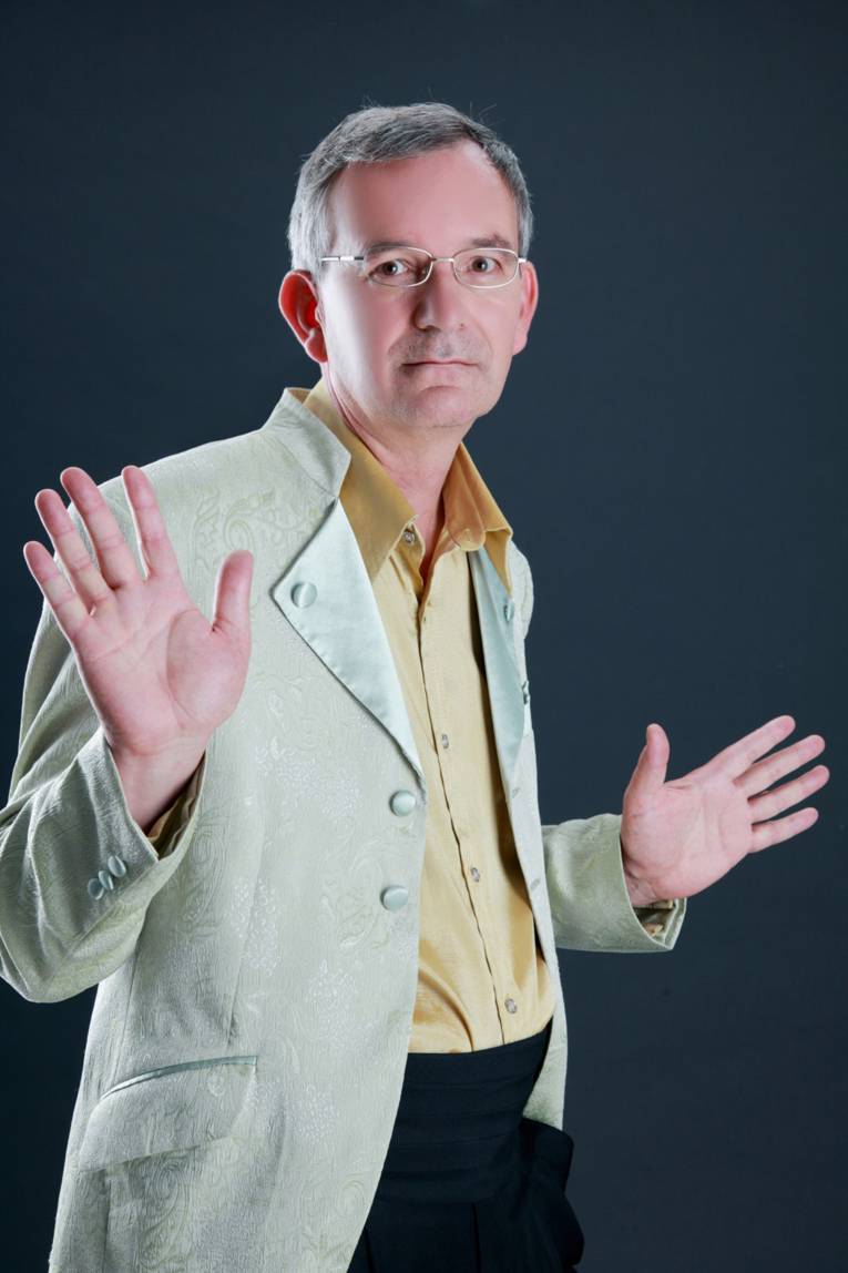 Mann mit Sakko und Brille.