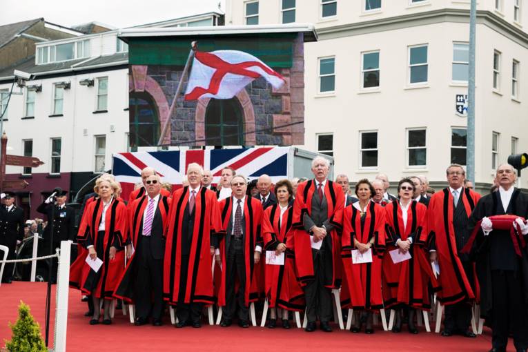 Eine Personengruppe in rot-schwarzer Tracht.