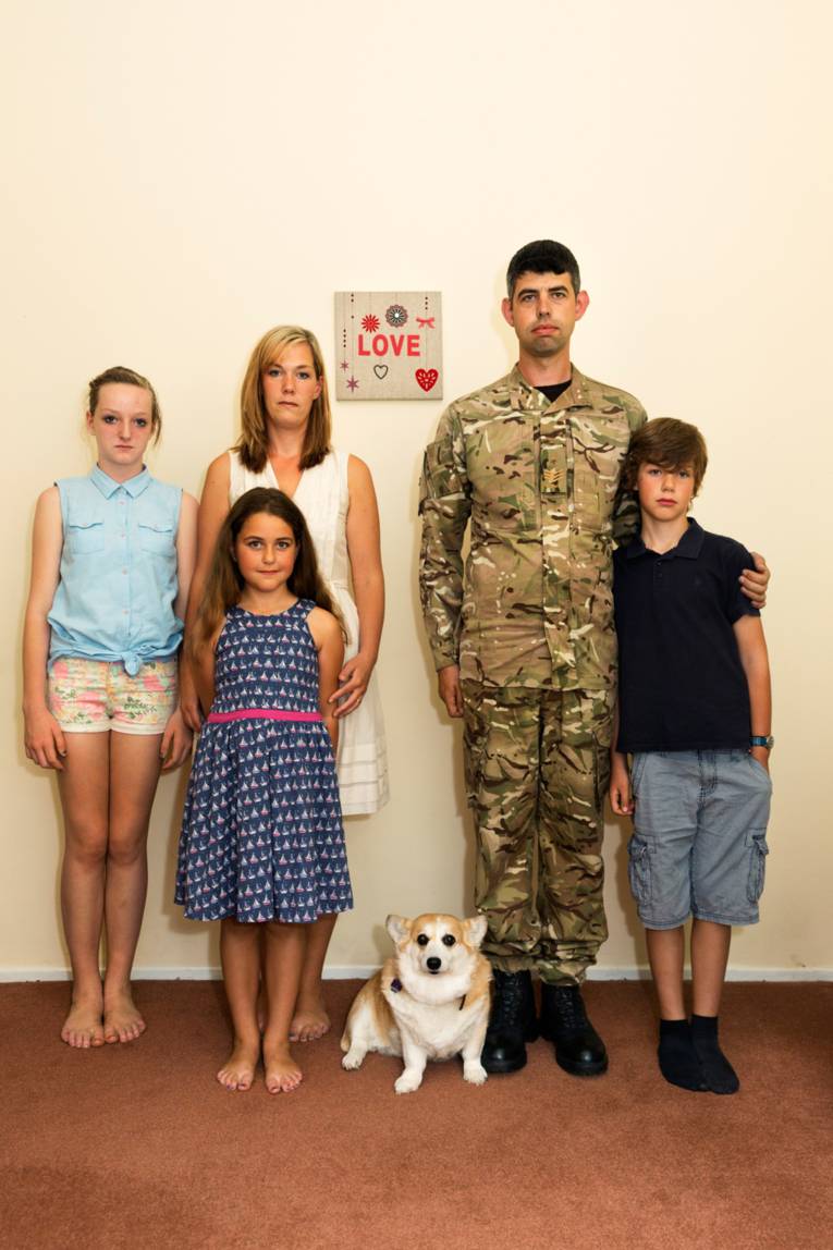 Mann, Frau und drei Kinder mit Hund.
