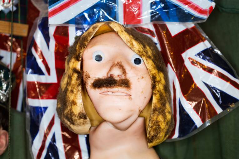 Männlicher Plastikpuppenkopf mit Schnurrbart.