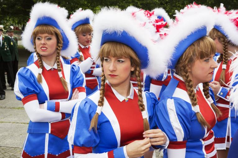 Fünf Mädchen in Uniform