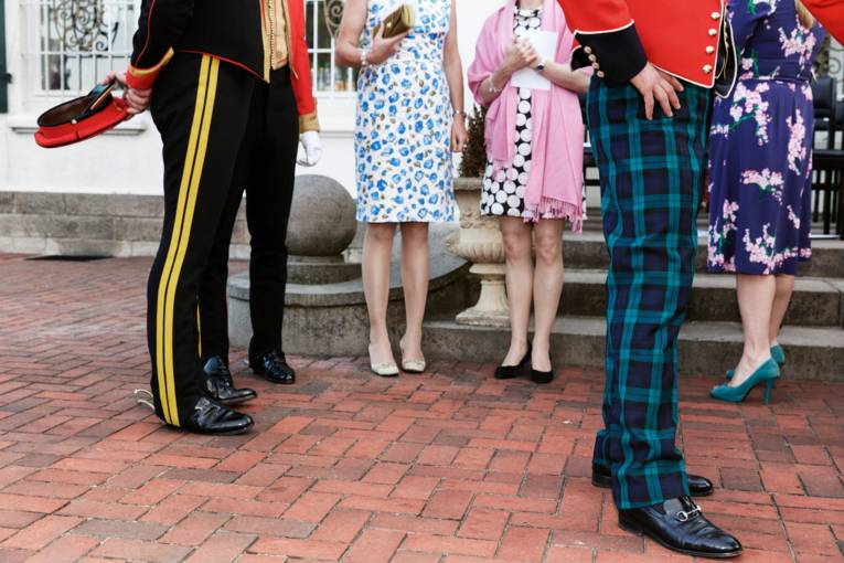 Das Foto zeigt drei Männer und drei Frauen in feierlicher Bekleidung.
