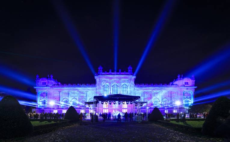 Das illuminierte Schloss Herrenhausen beim Lichtkunstfestival "Hannover leuchtet"