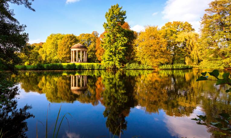 Herbstanfang im Georgengarten mit Blick auf den See am Leibniztempel.