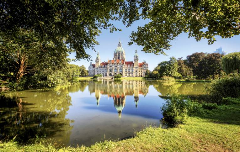 Das Neue Rathaus hinter dem Maschpark.
