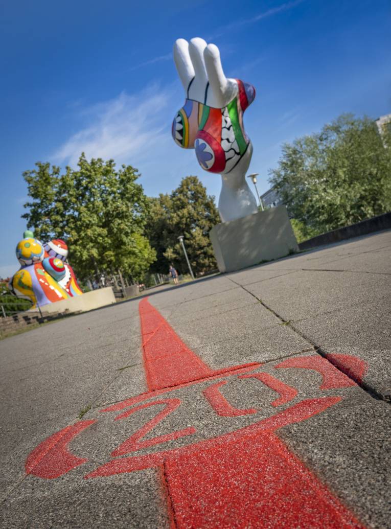 Der Rote Faden, die Leitlinie zu Hannovers Sehenswürdigkeiten, führt vorbei an den beliebten Nanas.