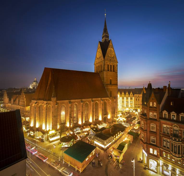 Der Weihnachtsmarkt erleuchtet die Altstadt in Hannover.