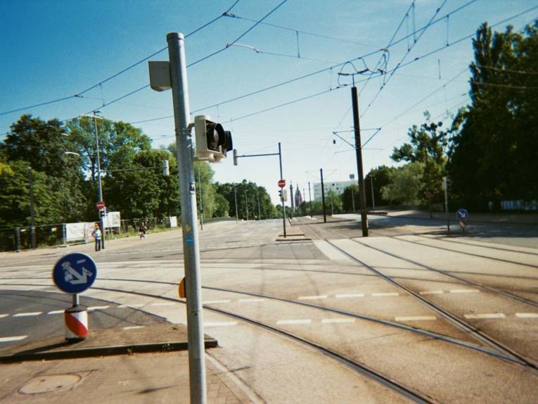 Fotografie, die eine Straßenecke zeigt. 