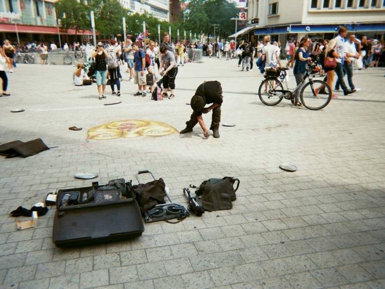 Fotografie, die einen Platz in der Innenstadt zeigt. 