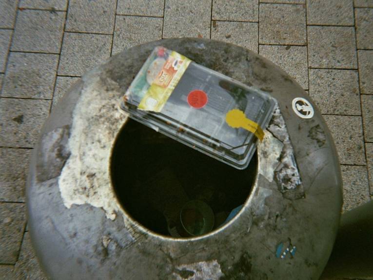 Fotografie, die einen Mülleimer von oben zeigt. 