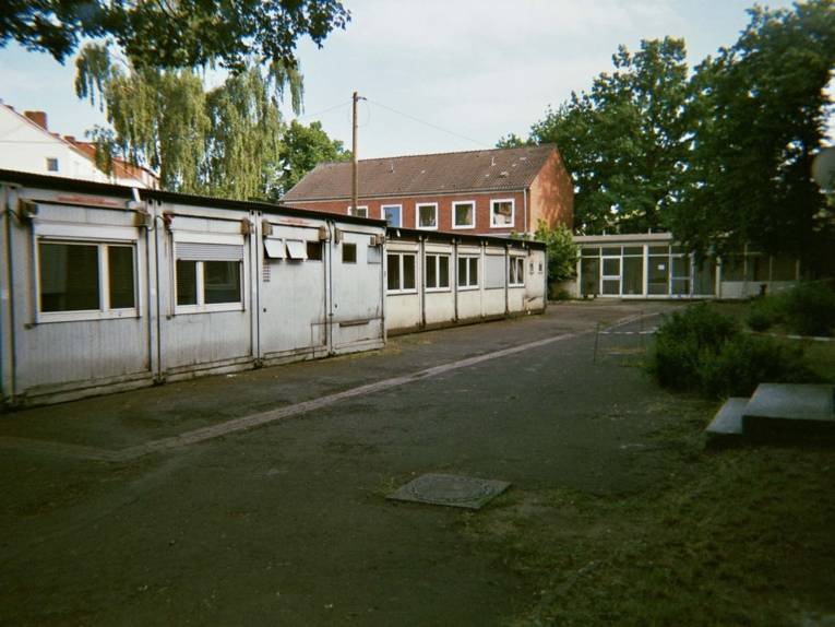 Fotografie, die Wohncontainer zeigt. 