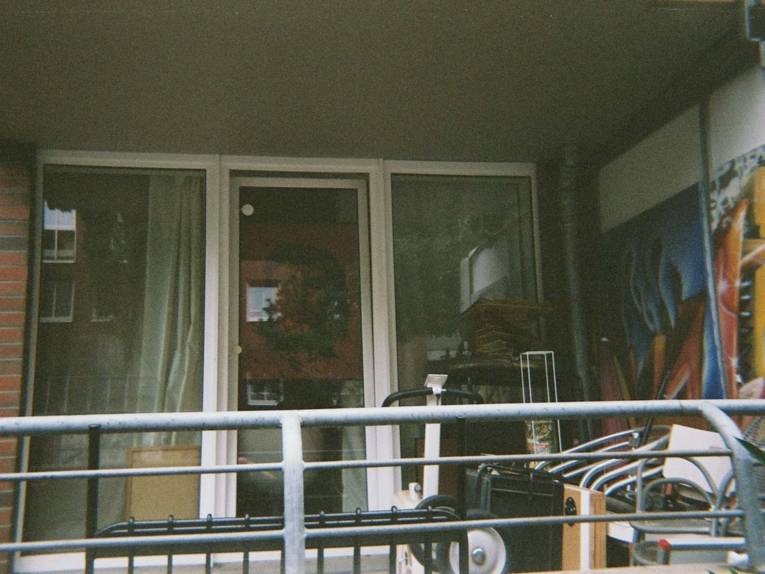 Fotografie, die einen Balkon zeigt. 