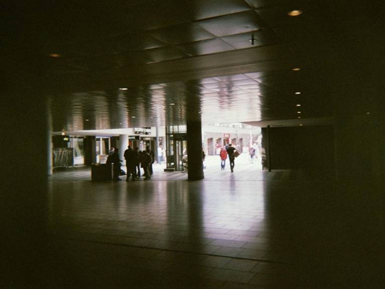 Fotografie, die einen Platz zeigt, der aus der Dunkelheit heraus beobachtet wird. 