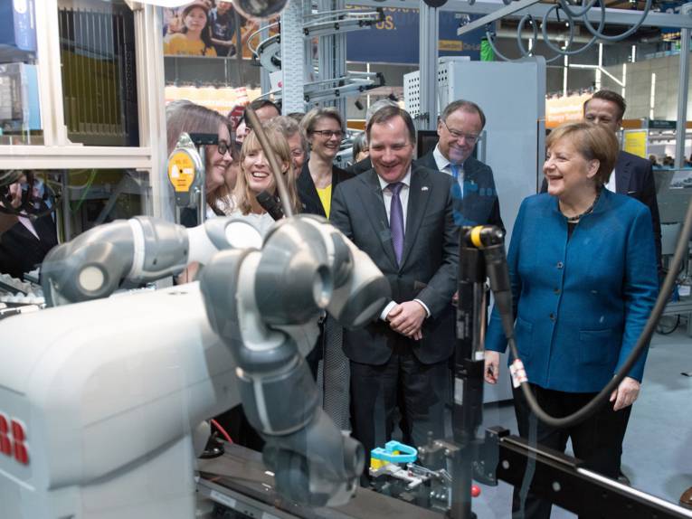 Verschiedene Personen an einem Messestand