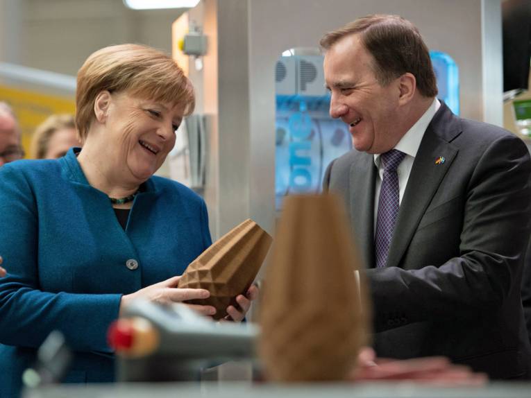 Verschiedene Personen an einem Messestand