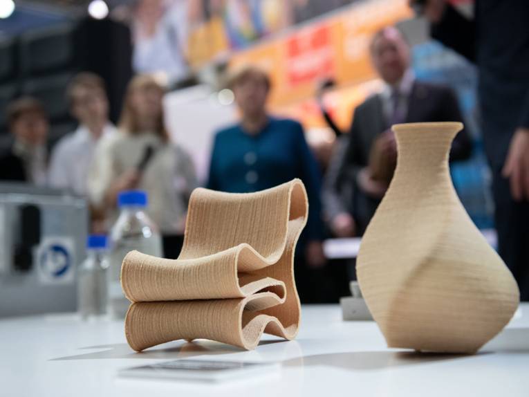 Verschiedene Personen an einem Messestand