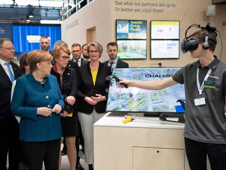 Verschiedene Personen an einem Messestand