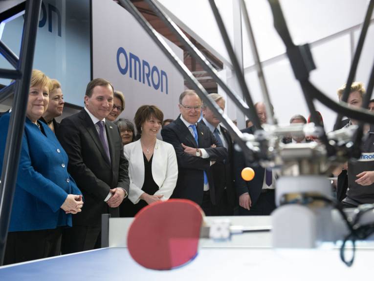 Verschiedene Personen an einem Messestand