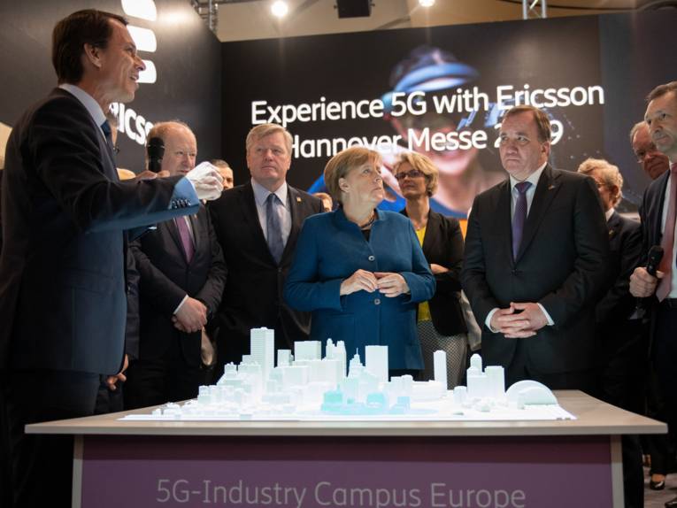 Verschiedene Personen an einem Messestand