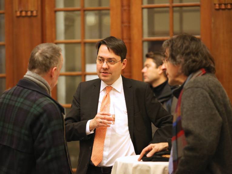 Marc Hansmann im Gespräch mit zwei Bürgern