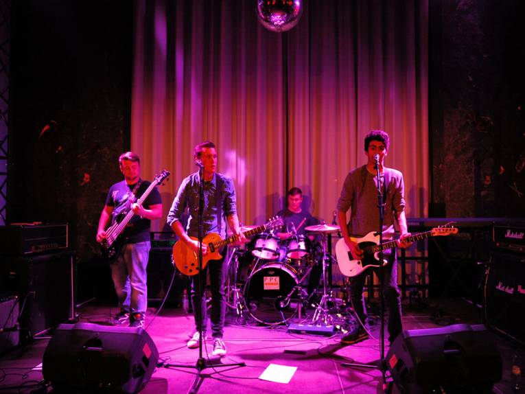 Eine Band spielt live im Mosaiksaal