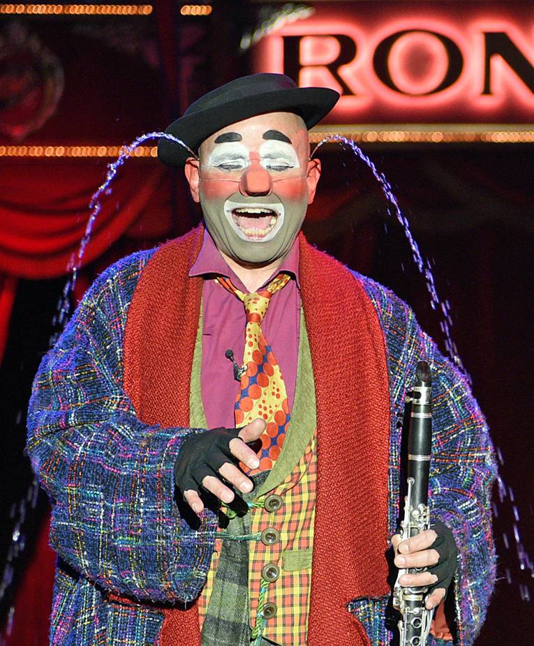 Clown, dem Wasser aus den Ohren fließt.