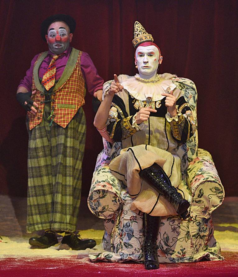 Ein Clown sitzt auf einem anderen, so dass es aussieht, als hätte er vier Hände.