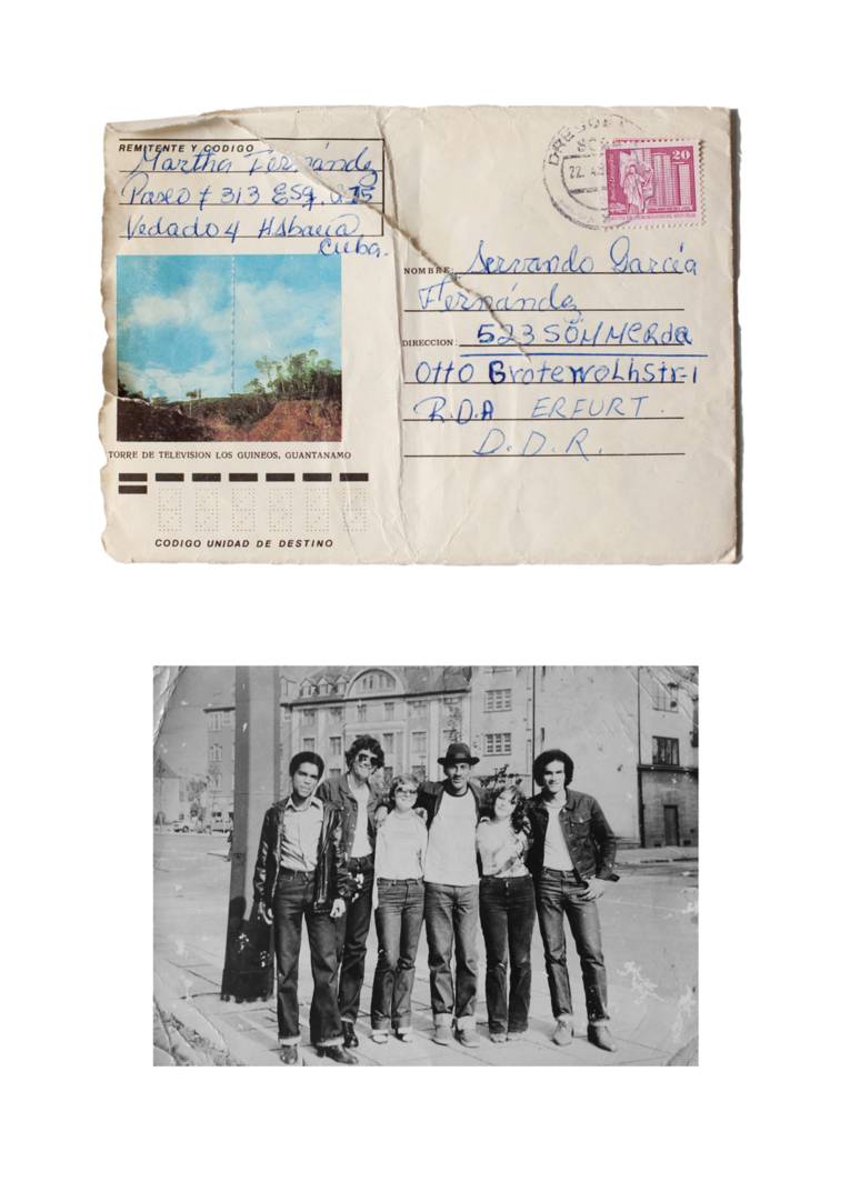 Eine beschriebene Postkarte und ein Gruppenfoto