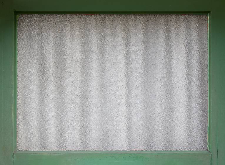 Fenster mit geschlossenem Vorhang