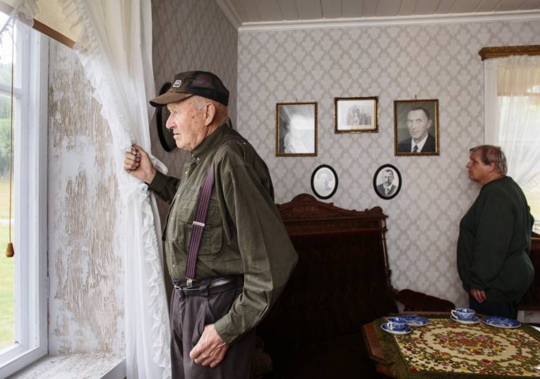 Alter Mann und alte Frau in einem Wohnzimmer