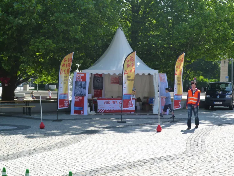 Informationsstand der Landeshauptstadt auf dem Trammplatz zur Woche der Verkehrssicherheit
