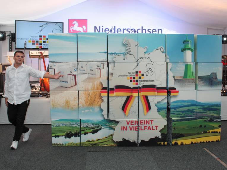 Die neu zusammengesetzte Mauer zeigt das Logo des diesjährigen Tags der Deutschen Einheit