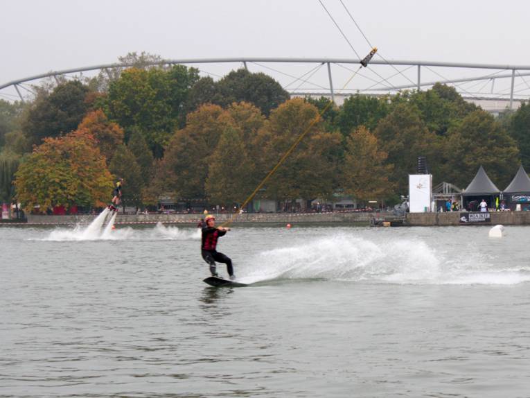 Ein Wakeboarder auf dem Maschsee