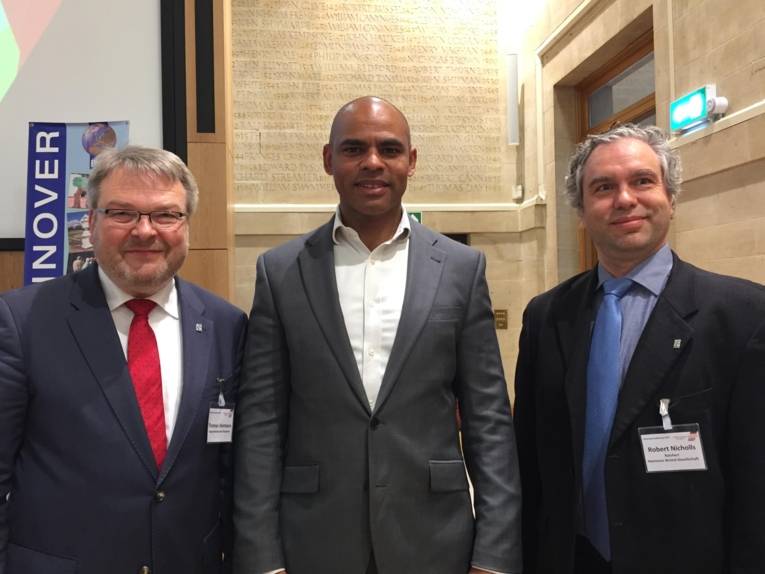 Drei lächelnde Männer. 